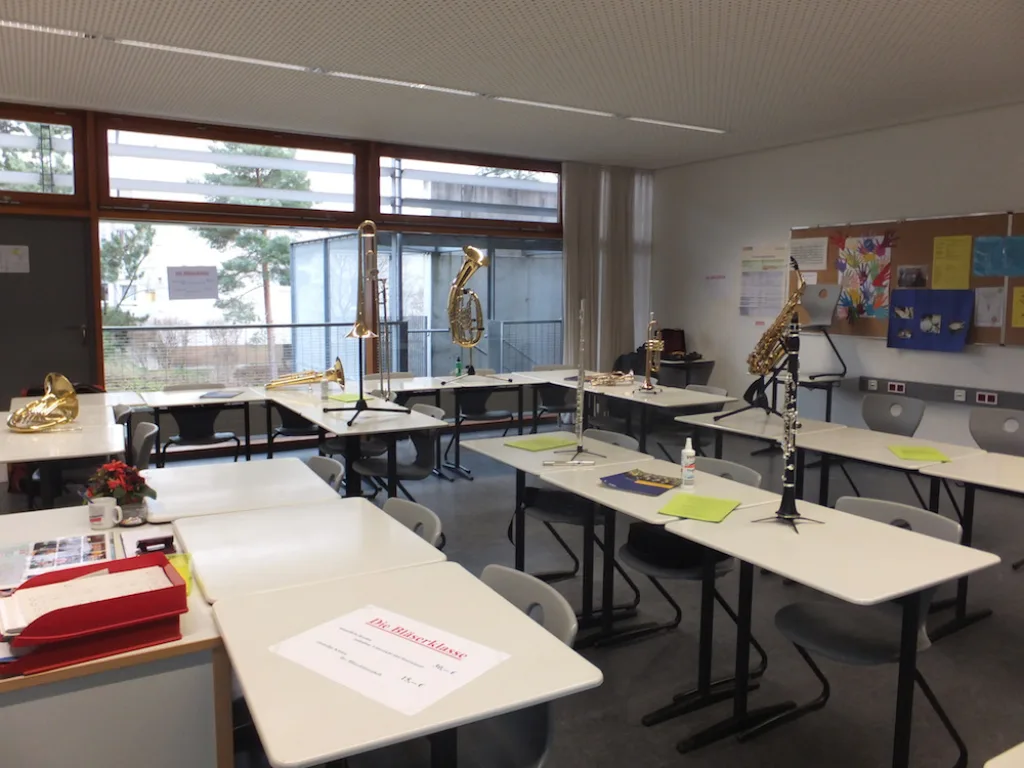 Leerer Fachraum mit Modellen und Mikroskopen.